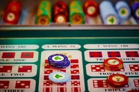 rploot Bikini Paradise slot game interface showing tropical symbols and spin controls